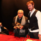 El poeta Lèdo Ivo recibe el Premio Leteo de manos de Rafael Saravia ante la mirada atenta de Juan Carlos Mestre.
