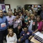 Delegados sindicales, ayer tarde, antes de la asamblea de UGT y CC OO.