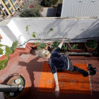 Una mujer practiacndo ejercicio en su terraza, en Valencia. JUAN CARLOS CÁRDENAS