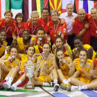Ángela, tercera por la izquierda, celebra junto al resto de la selección española el título logrado en el Europeo de Bulgaria.