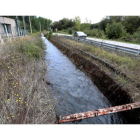 El Canal Bajo del Bierzo se ha quedado a todas luces obsoleto y desde la comarca se reclama con urgencia su modernización. L. DE LA MATA