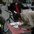 El colectivo recoge firmas para reclamar un carril-bici orgánico