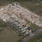 Vista aérea de la localidad de Vilonia, en Arkansas, tras el paso del tornado, este lunes.