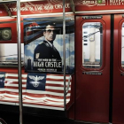 El águila nazi sobrepuesta sobre la bandera de EEUU en la promoción de la serie de Amazon 'The man in the high castle', ayer en el metro de Nueva York.