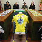 El Ayuntamiento de San Emiliano albergó la presentación de la Vuelta a León Júnior-Arte en Transfer. RAMIRO