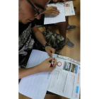 Un alumno realiza un examen teórico de conducir.