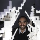 El artista leonés Carlos Cuenllas, con la intervención que muestra en el CLA.