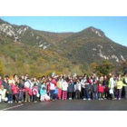 Fotografía de grupo de los asistentes rodeados de las montañas asturianas.