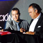 Juan Francisco Martín (director de La 8 León de CyLTV) y Felipe Llamazares (director general de la Cultural) firman hoy el acuerdo. DL