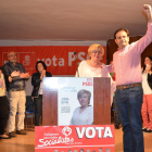 La canditada a la alcaldía, Josefa ded Paz, y el líder provincial del PSOE, Tino Rodríguez.