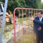 El alcalde de León observa las obras que cambiarán la alineación de la valla del Parque de Quevedo