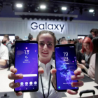 Una animadora mostrando los Samsung S9 y Samsung S9+ durante la presentación mundial de dichos teléfonos en el marco del pasado Congreso Mundial de Móviles.