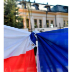 Las banderas de Polonia y la UE ayer, en Varsovia. RADEK PIETRUSZKA
