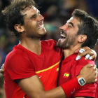 Rafael Nadal y Marc López se abrazan tras conquistar el oro olímpico en dobles.