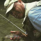 Eduardo García Carmona practicando la pesca en un río leonés. DL