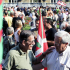 El dirigente de Aralar, Patxi Zabaleta (derecha), conversa con el exdirigente de ETA, Julen Madariaga, en una imagen del 2011