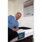 Francisco Santos con su colchón con caja fuerte.