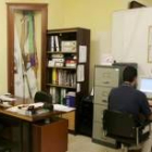 Un miembro de la asociación trabaja en una de las oficinas de la sede, ubicada en la capital leonesa