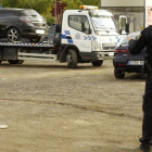 Una grúa traslada el vehículo en el que fue hallada la mujer asesinada.