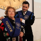 La locutora Yolanda Ordás y el presidente de la Tuna Universitaria de la Uned de Ponferrada. L. DE LA MATA