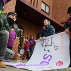 Los trabajadores de Everest protestan ante la casa de los propietarios de la empresa