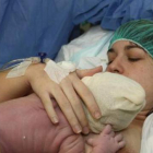 Silvia acaba de dar a luz. Su hijo permanecerá en su pecho desnudo durante más de una hora.