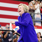 Hillary Clinton sube al estrado durante un mitin en California.