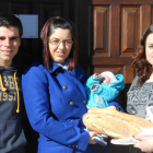 Jorge y sus padres, junto a la hija del panadero de Matarrosa.
