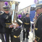 La banda del Dulce Nombre en la iglesia de la Asunción, antes de iniciar el pasacalles.