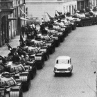 Tanques soviéticos aparcados en Praga