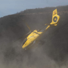 Un helicóptero contra incendios despega en la zona del incendio en abril de 2017. ANA F. BARREDO