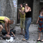 Un hombre intenta reanimar a un herido como consecuencia de los enfrentamientos entre los separatistas pro rusos y tropas ucranianas en Slavyansk ,Ucrania
