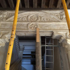 La escalera del Palacio de Grajal, apuntalada y con andamios, se encuentra en un delicado estado. JORGE MARTÍNEZ MONTERO