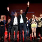El secretario general del PSOE, Pedro Sánchez (d), y el reelegido líder de los socialistas aragoneses, Javier Lambán (i), durante la clausura del 16º Congreso Regional del partido en Aragón.