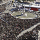La Plaza de Colón de Madrid ha acogido hoy, por sexto año consecutivo, a miles de ciudadanos para celebrar la Fiesta de la Sagrada Familia con la pretensión de convertir la capital una vez más en la voz de las familias de Europa, que han podido escuchar e