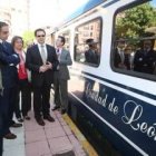 Las autoridades, junto al tren Ciudad de León, el día de su inauguración el pasado mes de junio