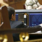 El presidente Zapatero vota desde su escaño los Presupuestos del Estado.