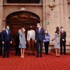 Los reyes Felipe y Letizia junto a la princesa Leonor y la infanta Sofía posan con el presidente de Asturias, Adrián Barbón a su llegada a la audiencia a los galardonados con las "Medallas de Asturias 2021", este viernes en el Hotel La Reconquista de Oviedo. EFE/ Ballesteros