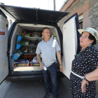 Arcadio, con su furgoneta de venta ambulante, esta semana pasada en Salientes. L. DE LA MATA