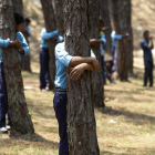 Niños y niñas de Katmandú se abrazan a los árboles en el Día Mundial del Medio Ambiente. NARENDRA SHRESTHA