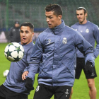 Lucas Vázquez y Cristiano Ronaldo, con Bale al fondo, en el entrenamiento en Varsovia. B. ZBOROWSKI