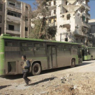 Autobuses que evacuan a civiles del este de la ciudad de Alepo el pasado 15 de diciembre.