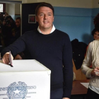 Renzi y su mujer, Agnese, votan en Pontassieve, cerca de Florencia, donde el 'premier' ejerció como alcalde.