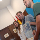 Iván Alonso, en el centro, junto a los promotores de la iniciativa. ANA F. BARREDO