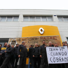 Los trabajadores de Ibán Hermanos denunciaron su situación ante las puertas de la empresa.