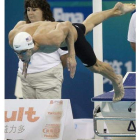 El estadounidense Phelps salta al agua en la prueba de 200 metros donde ganó la plata.