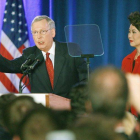El senador republicano de Kentucky Mitch McConnell habla a sus seguidores junto a su esposa, durante la celebración de su victoria electoral, el martes en Louisville.