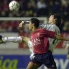 El lacianiego Valdo disputa un balón al madridista Solari