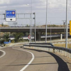 Un panel informativo advierte en la LE-30 de las obras que se ejecutan en la AP-71.