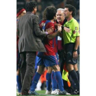 Puyol y Ronaldinho protestan a Iturralde y a Rafa Guerrero en un Barça-Zaragoza.